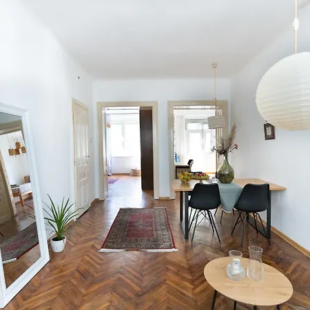 85m Large, Bright And Cozy Bona